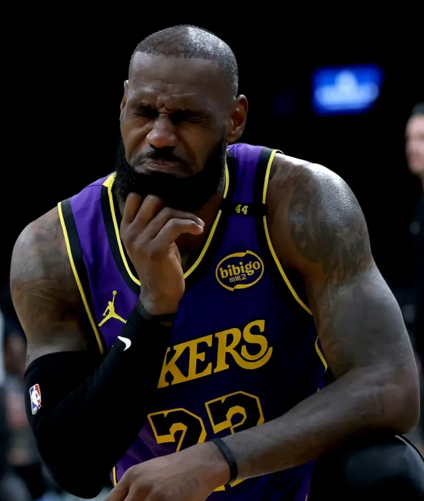 爱游戏体育- 詹姆斯在SKT比赛中败北,爆冷引发热议!全场沸腾不已