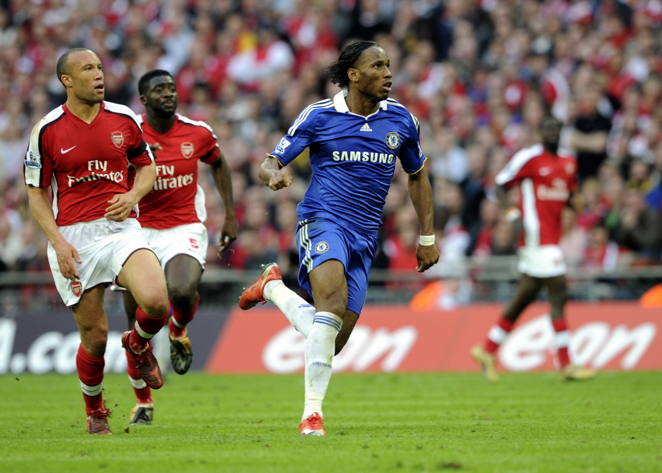 爱游戏体育-关于德罗巴回归赛场，连败首场状态亮眼，雄鹿观众沸腾！的信息