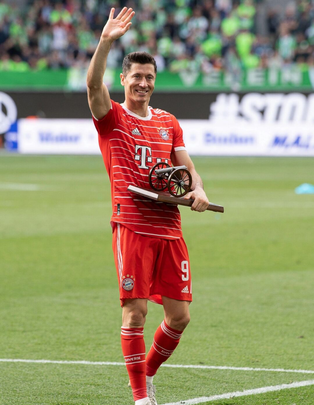 爱游戏- 莱万多夫斯基复出 